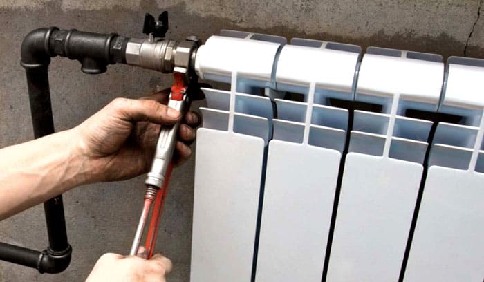 Mengamankan radiator dengan sepana paip