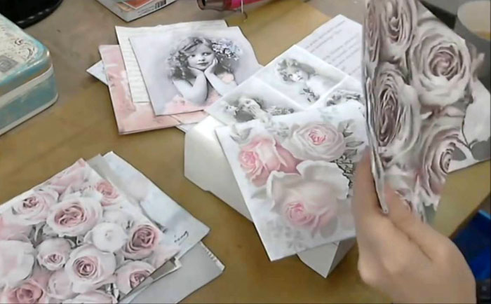 Assim que o guardanapo secar, ele se fundirá com o fundo, decorando-o