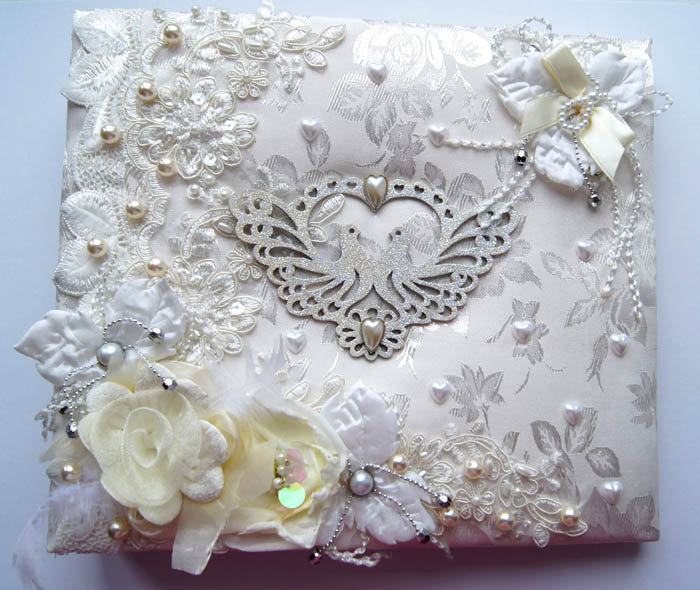 A capa evoca sentimentos surpreendentemente gentis e românticos