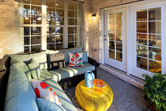 Möbelecken sehen oft so aus, als ob es drinnen immer Sommer, Sonne und gute Laune ist.