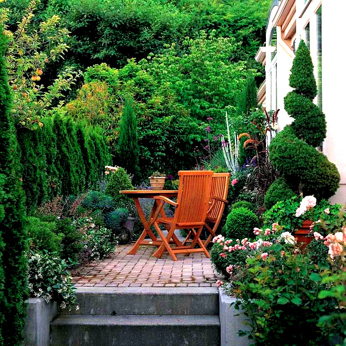 Hinter dem Haus können Sie eine gemütliche Ecke zum Entspannen machen und sie wunderschön mit viel Grün und Gartenmöbeln dekorieren