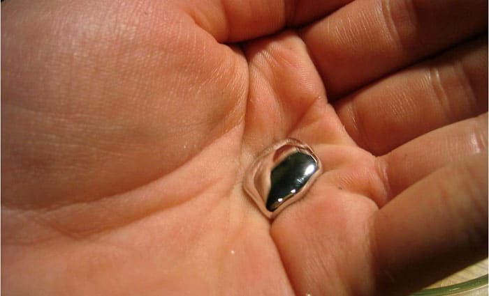 Живакът може да причини изгаряния, когато се приема с голи ръце.