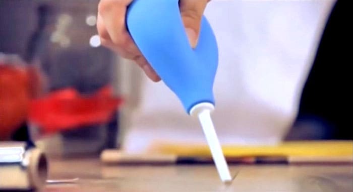 За да извадите живака от пукнатините, можете да използвате спринцовка, но след това трябва да я сложите заедно с всички неща в торба