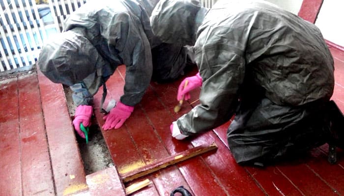 Преди почистване може да се наложи дори да демонтирате подовата настилка