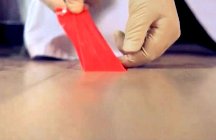 Използвайте самозалепваща лента внимателно, тъй като топките са много лесни за смачкване