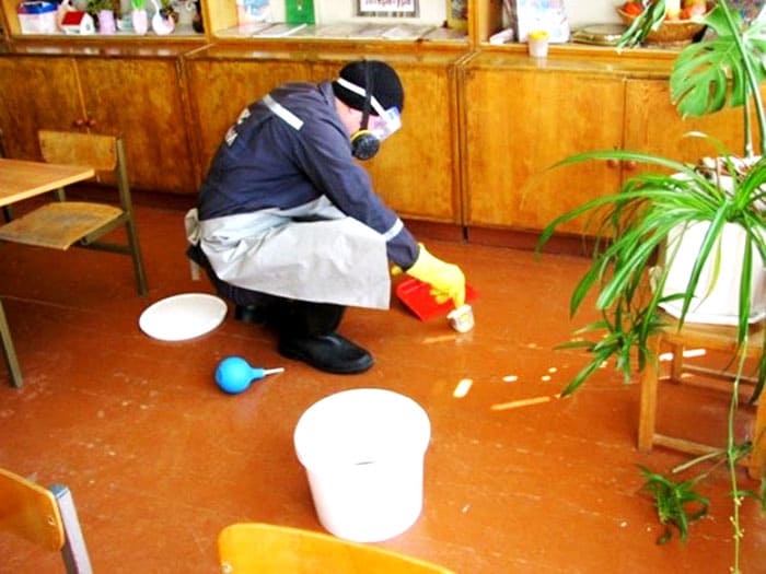 Всички химични съединения за унищожаване на живака трябва да се разреждат в пластмасова кофа