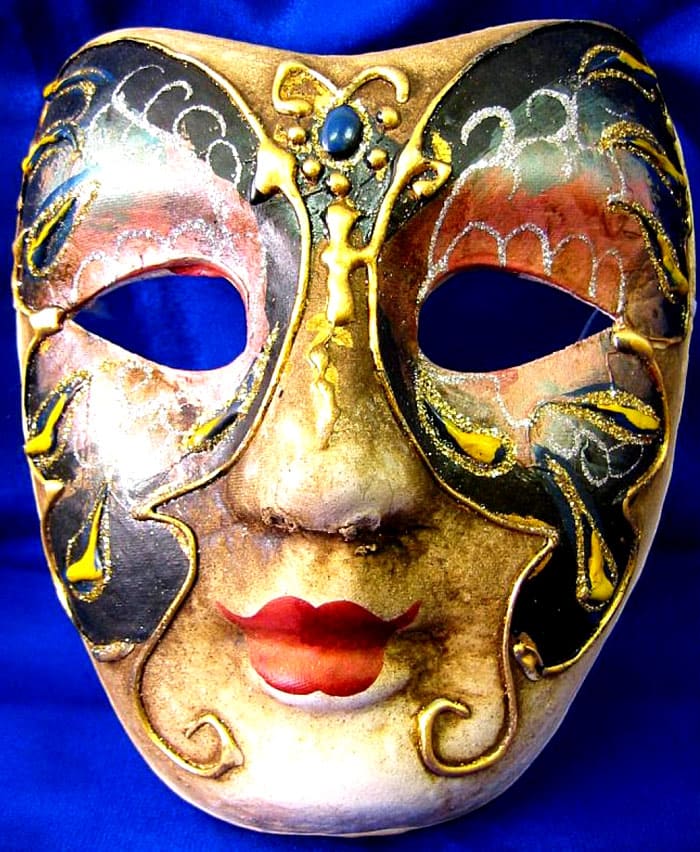 Sie können die Maske auf jede Weise dekorieren, Sie erhalten ein echtes Meisterwerk