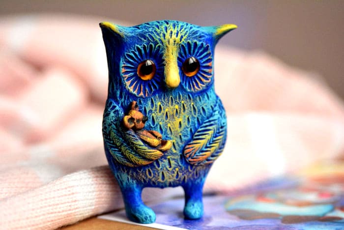 Sobald die Figur fertig ist, muss sie mit fester Farbe bedeckt werden. Nach dem Trocknen können Sie das Produkt bereits mit Decoupage, Anstrich, Craquelé, Patina dekorieren und am Ende mit Endlack abdecken