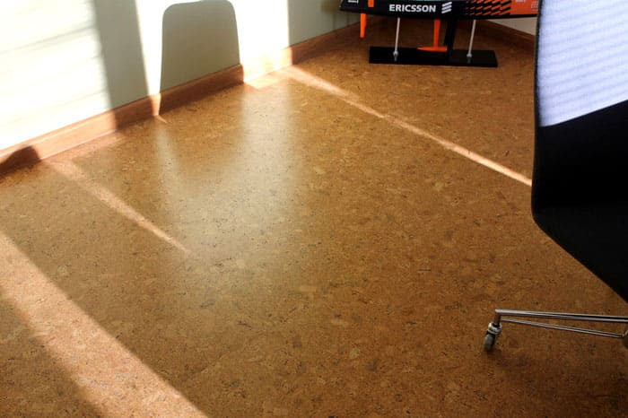 The adhesive cork floor has a multi-layer structure