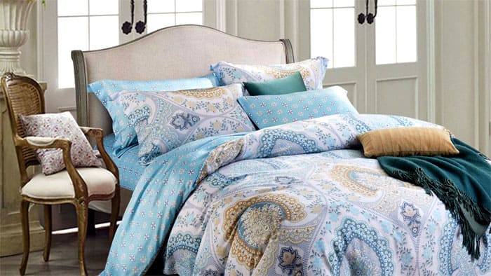 FOTOĞRAF: postel-opt.ru En geniş yastık setine ve çevresinde ilginç bir baskıya sahip lüks çift kişilik yatak çarşafları