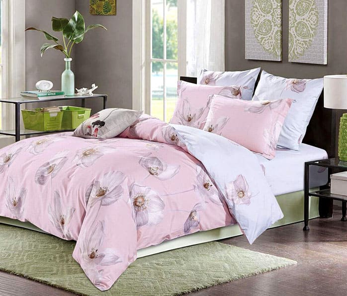 FOTOĞRAF: comfortvdom.ru Narin çiçek baskısı o kadar doğal görünüyor ki yatağı üstüne bile yapmadan yapabilirsiniz