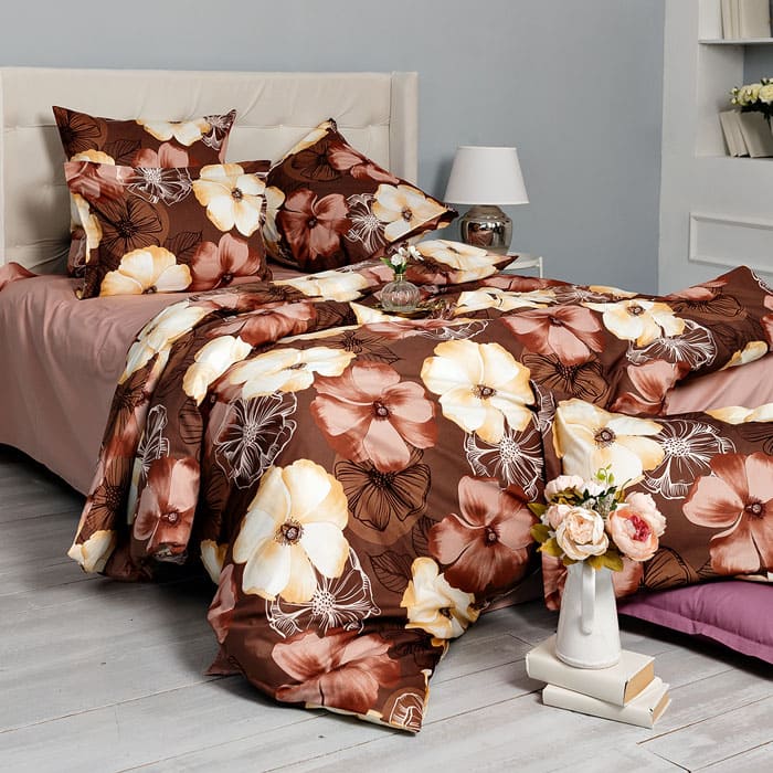 FOTOĞRAF: www.cleanelly.ru Eşzamanlı çiçek desenli setin kahverengi rengi, yatak odanıza daha sıcak bir hava katıyor