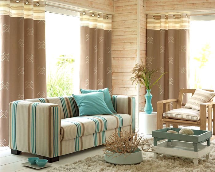 Bản in không phô trương và màu sắc phù hợp làm cho phòng khách ấm cúng