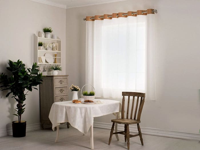 Rèm trong suốt và ngắn rất đẹp và thiết thực trong nhà bếp