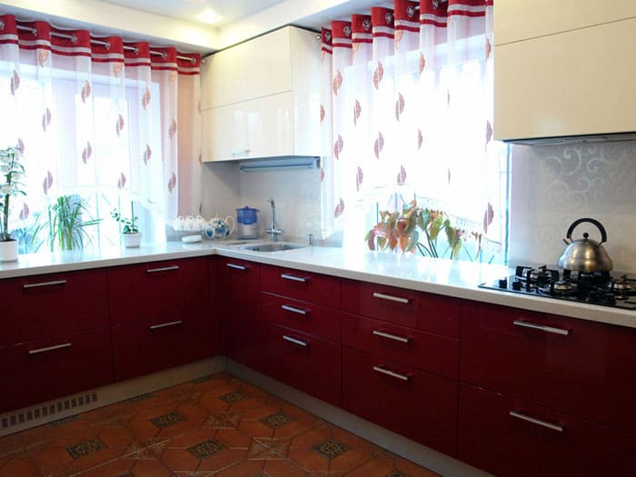 Màu sắc rèm cửa phù hợp với đồ đạc trong nhà tạo nên sự hài hòa cho căn bếp