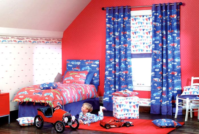 Không ai cấm treo rèm dài, nhưng nó đặc biệt đẹp khi chúng cộng hưởng với cách trang trí bằng màu sắc hoặc hoa văn.