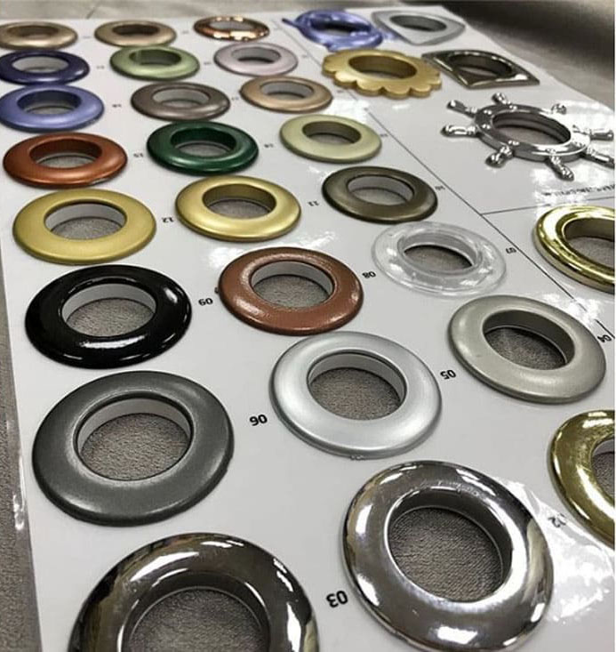 Đối với chất liệu sản xuất, có kim loại, nhựa và gỗ.