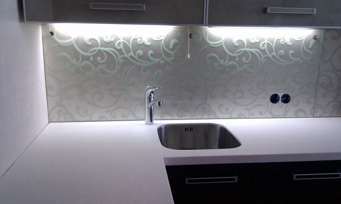 Apron with screw fixing with decorative caps