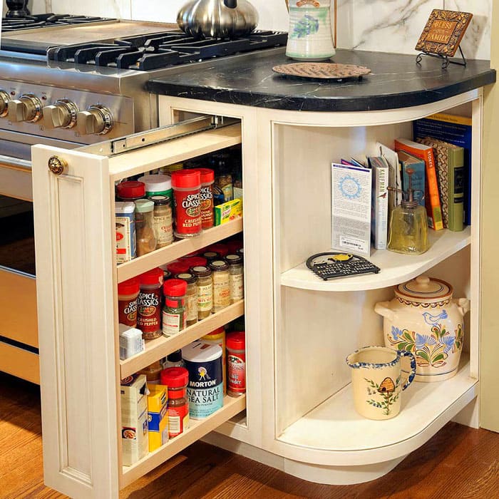 Εάν έχετε μια θήκη για φιάλες, δεν χρειάζεται να ανεβείτε τα ντουλάπια για μεγάλο χρονικό διάστημα αναζητώντας ένα βάζο μπαχαρικών ή μια κουτάλα