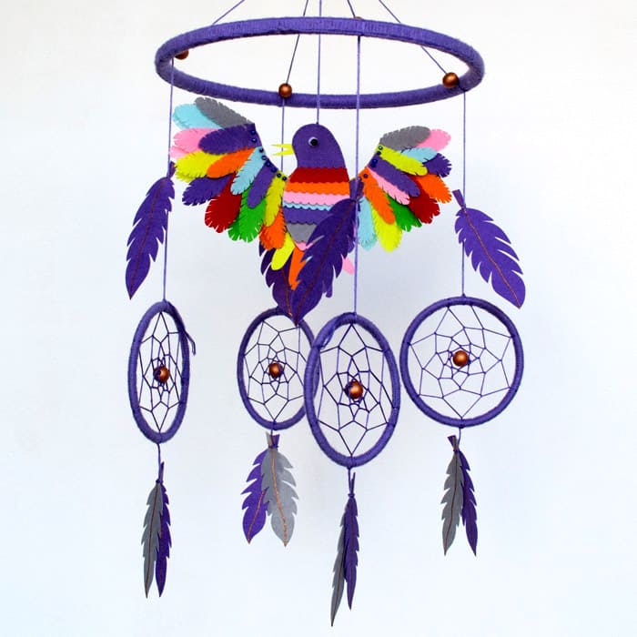 Móbiles ou coletores de sonhos feitos de fios, brinquedos, papelão, contas decoram perfeitamente o quarto de uma criança