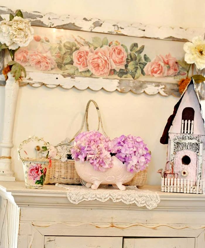 Para estilos delicados, você pode colocar belas casas de chá, cestos de vime e toalhas bordadas com guardanapos