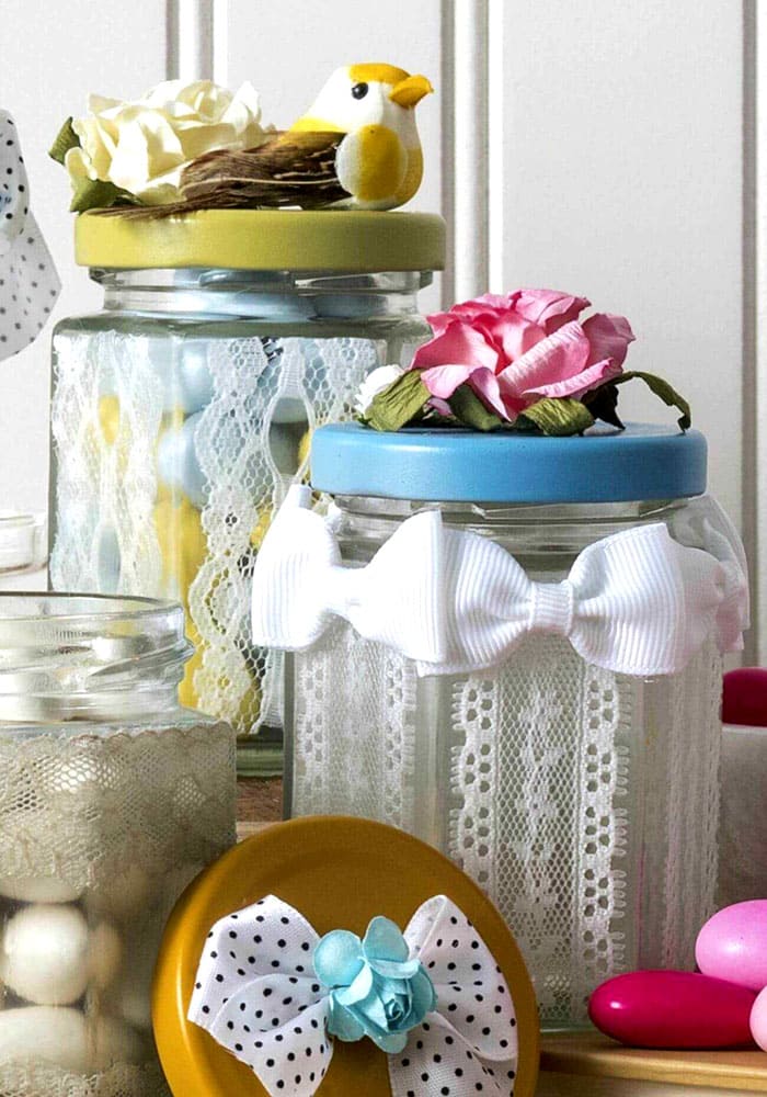 Mesmo os frascos simples para produtos a granel decorados com fitas e rendas terão uma aparência diferente.