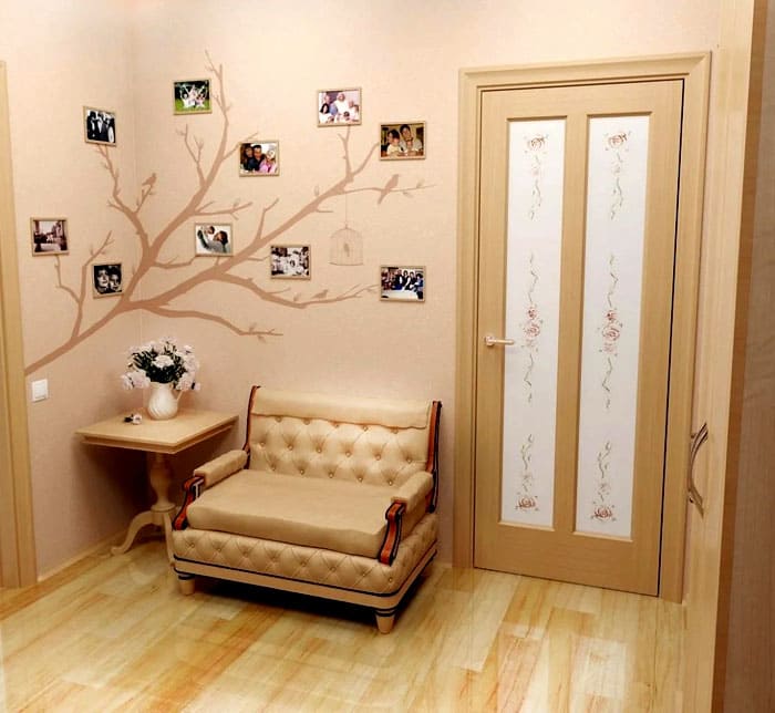 As colagens de fotos são projetadas de maneiras diferentes. Se houver um banco ou um sofá confortável no corredor, por que não deixar o canto ainda mais aconchegante
