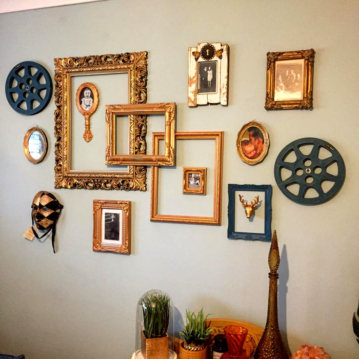 Molduras e baguetes vão decorar uma parede vazia