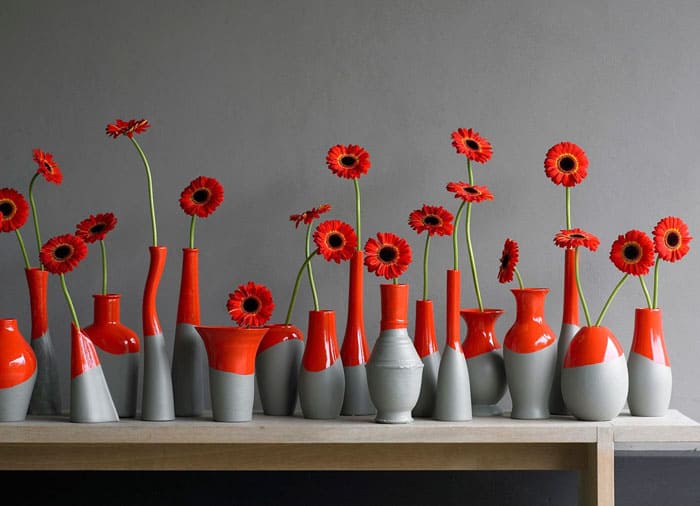 Os vasos da sala de estar podem ser decorados com um único conjunto elegante usando tinta da mesma cor