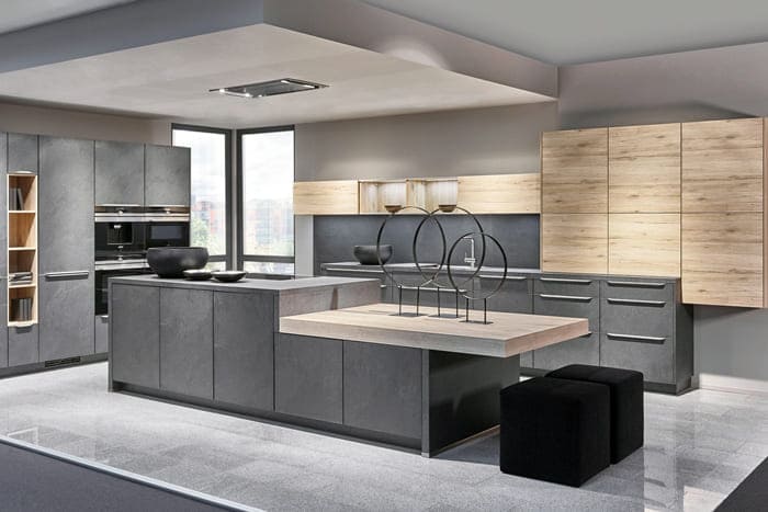 Такава кухня ще бъде оценена от тези, които наистина имат много домакински технически уреди, ще има място буквално за всичко.