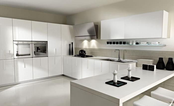 Ултрамодерна кухня с гладки повърхности и без излишни детайли