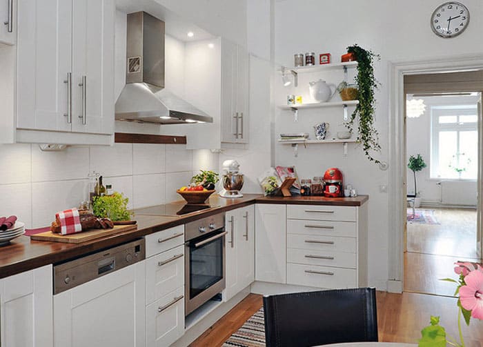 Правилно разположеното подсветка ще позволи на белите да играят красиво. Бялото е основният цвят на стила