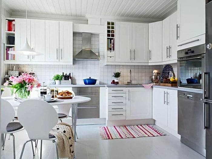 Резултатът е красив външен вид, с функционално обзавеждане и уютна трапезария. Отсрещната стена може да останете празна, като декорирате с картина или стилни аплици