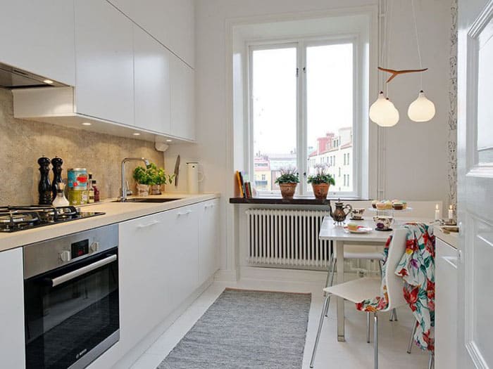 Перфектно плоските повърхности правят бялото да изглежда ефектно, изпълвайки стаята със светлина