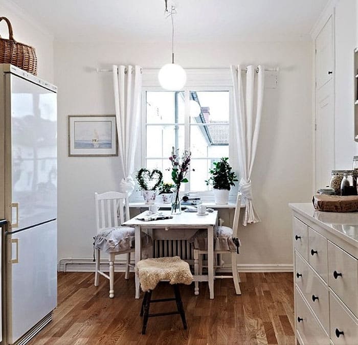 Белите завеси вечер ще позволят на стаята да остане светла