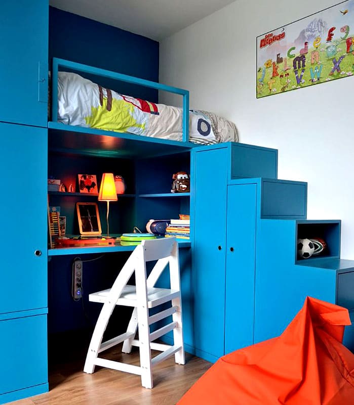 The children's corner should be designed in a suitable color scheme and equipped with a convenient storage system. The bed is placed as conveniently as possible for all family members