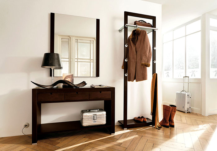 В частните къщи, където има прозорци в коридорите, изборът на интериор е още по-широк. За съхранение на нещата можете да използвате ниши в стената, оставяйки основната площ свободна