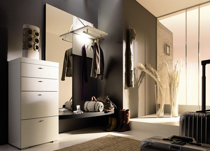 Мебелният ансамбъл се допълва от няколко декоративни парчета. Това е съвсем подходящо в просторна стая.