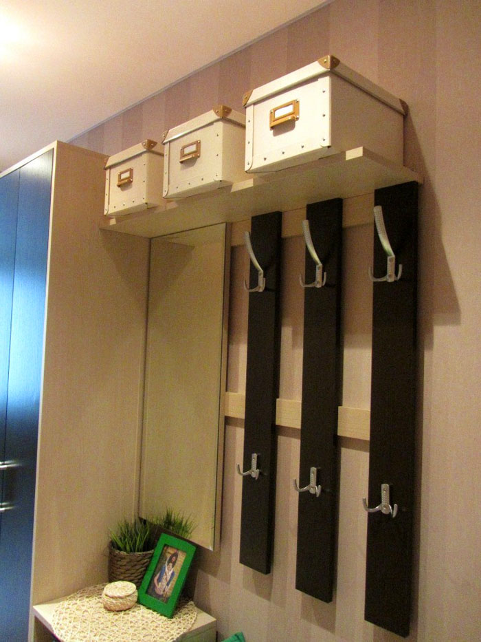 Често те използват не шкафове, а такива закачалки с рафт.