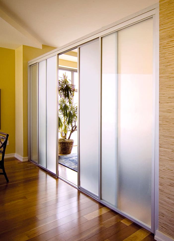 Външно може да бъде красив модел.