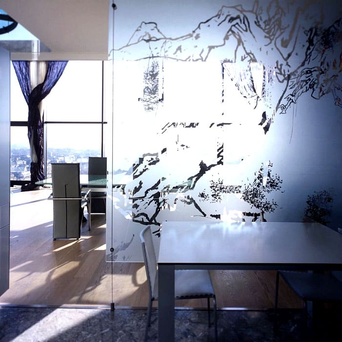 Рисуването върху стъкло изглежда сложно