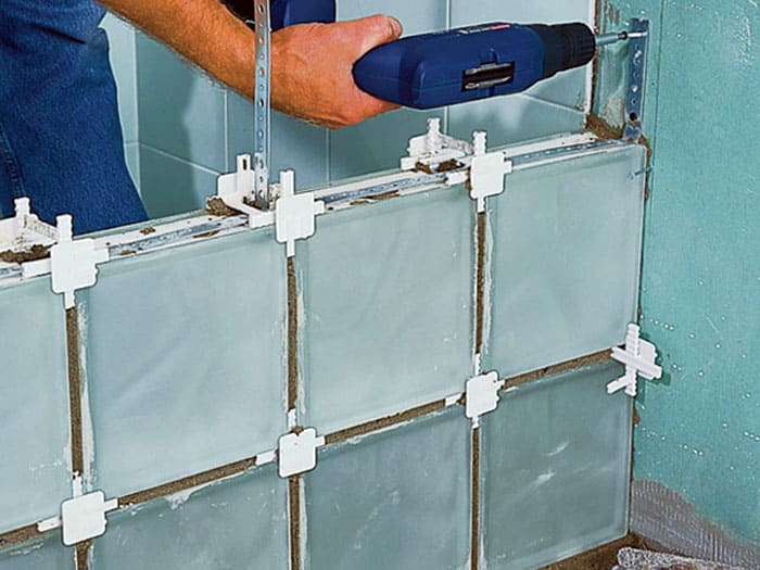 Кръстовете помагат да се запази желаната стъпка и да направи шева красив и равномерен