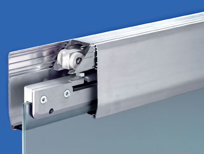 Сега профилите са инсталирани и започва сглобяването на рамкови конструкции и ролкови механизми