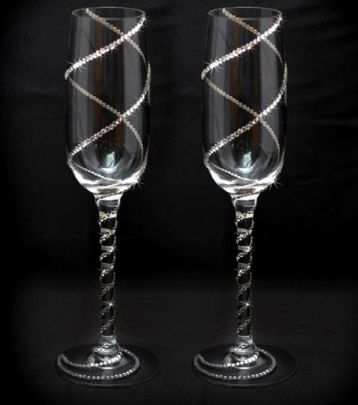 Nếu bạn tin vào các dấu hiệu, thì kính cưới có trang trí không được rửa sau kỳ nghỉ.