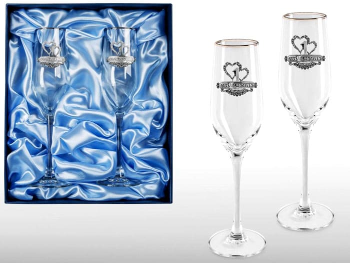 Họ cố gắng đặt những ly rượu cá nhân cho lễ kỷ niệm ngày cưới.