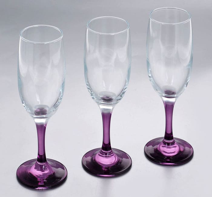 Một tính năng đặc trưng của kính pha chì là sự hiện diện của màu sắc