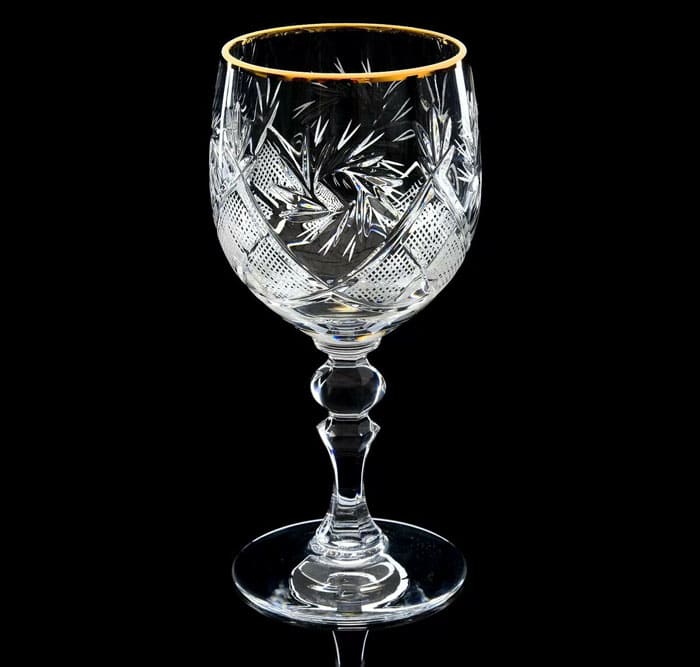 Viền màu vàng kim trên cổ kính tăng cường độ bền cho cấu trúc kính