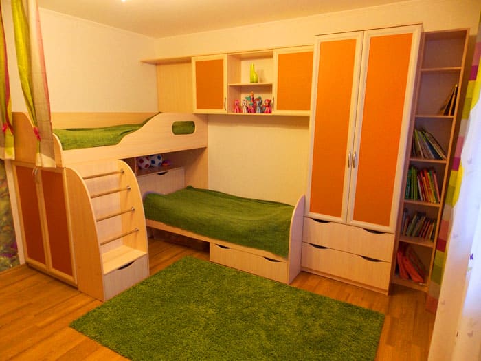 Ενσωματωμένα ακουστικά για δύο παιδιά λύνουν το πρόβλημα της επίπλωσης ενός δωματίου σε ένα κουτάκι