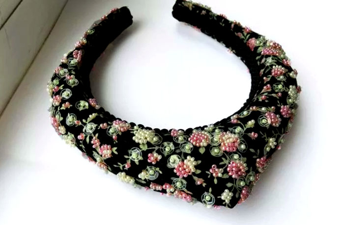 В резултат на това трябва да получите същия кокошник като на снимката.