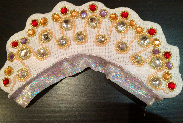 Най-често кокошниците се допълват с тъкане на мъниста в областта на бретон